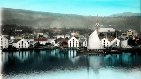 Handkolorert bilde frå Molde i slåttekaren Nesjes tid, ca. 1890. Foto: Kirkhorn/Romsdalsmuseets fotoarkiv